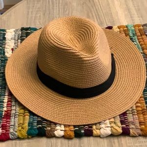 Women’s Fedora Straw Hat.  New